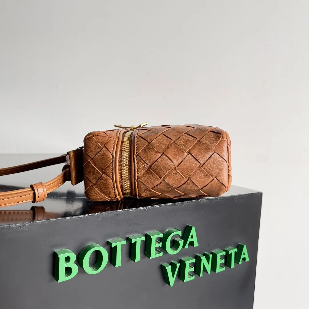 Batch 1360 Bottega Veneta 24 spring and summer woven zipper crossbody bag. A crossbody bag that can be used as a cosmetic bag. The exquisite weaving and compact body are an indispensable accessory for the upcoming summer. The double zipper also better protects the bag. It has a large capacity. If you like it, don’t miss it. Style number: 789109 Size: 22*12.5*5cm